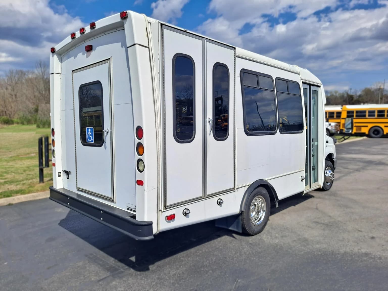 2014 Ford E350 Shuttle Bus - Image 2