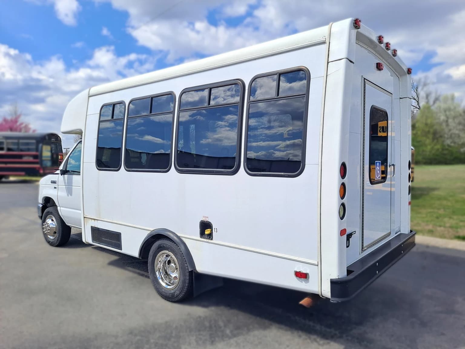 2014 Ford E350 Shuttle Bus - Image 3