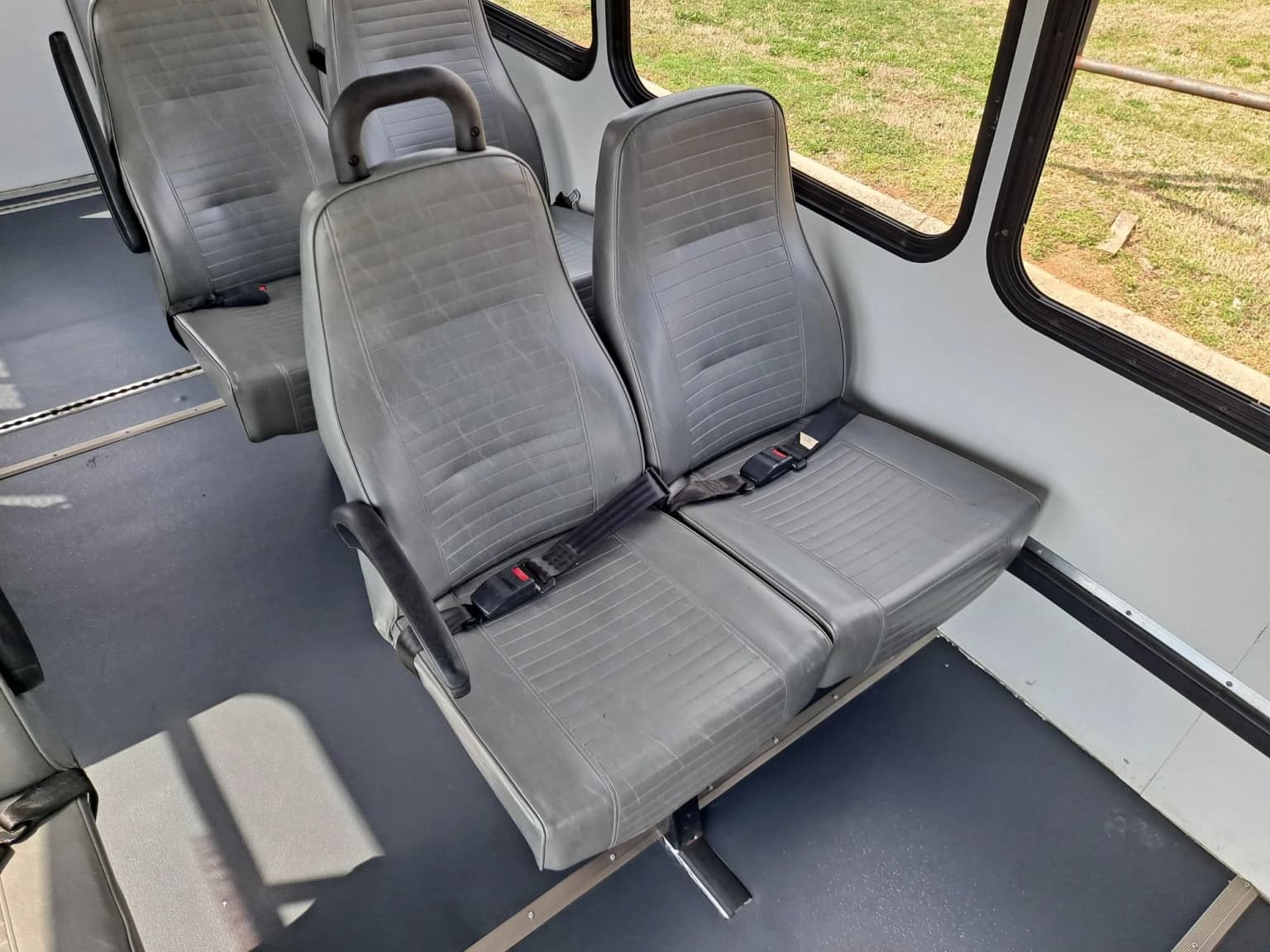 2014 Ford E350 Shuttle Bus - Image 6