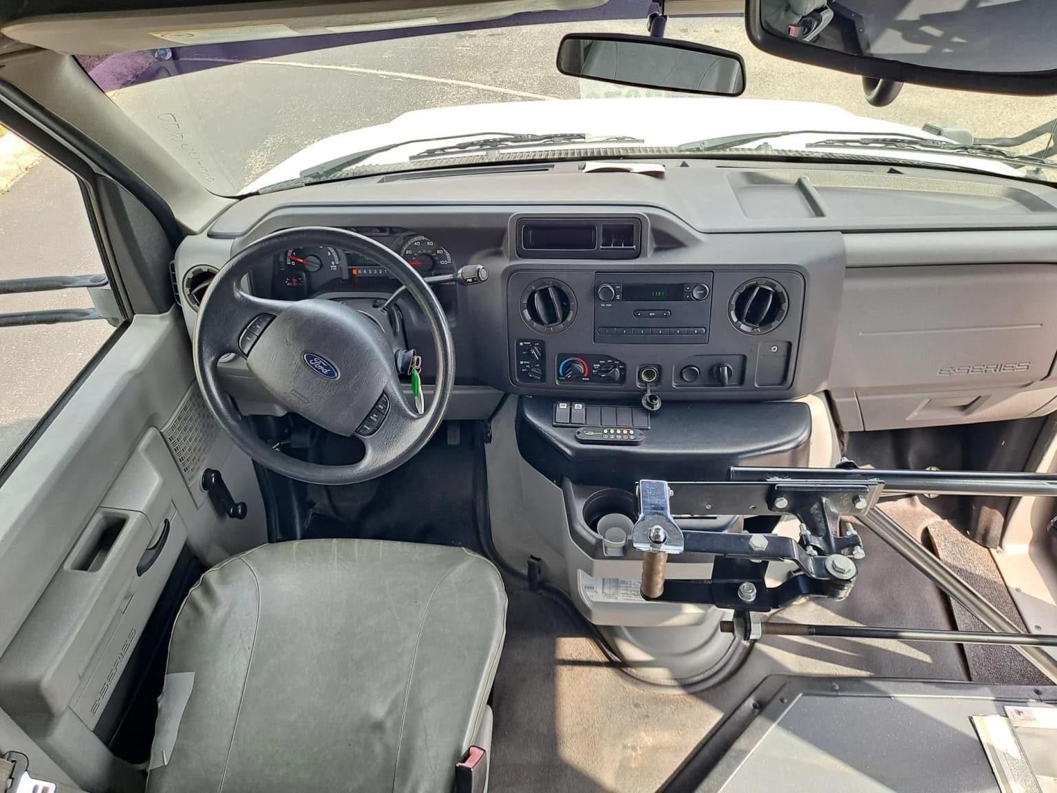 2014 Ford E350 Shuttle Bus - Image 7