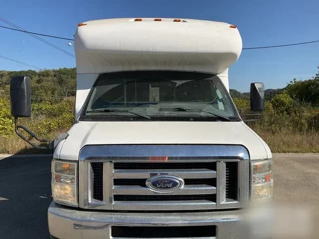 2009 Ford E350 Shuttle Bus - Image 9