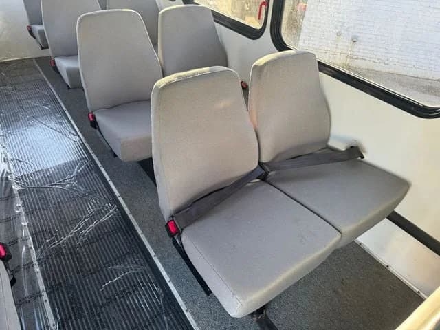 Express 4500 #21758 - Image 12