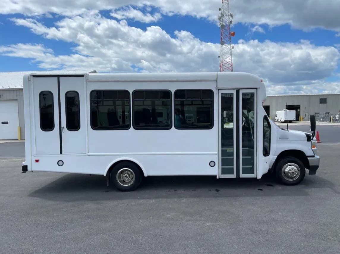 2022 Ford E350 StarTrans Shuttle Bus - Image 3