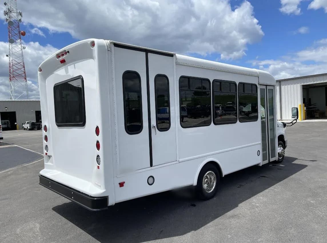 2022 Ford E350 StarTrans Shuttle Bus - Image 4