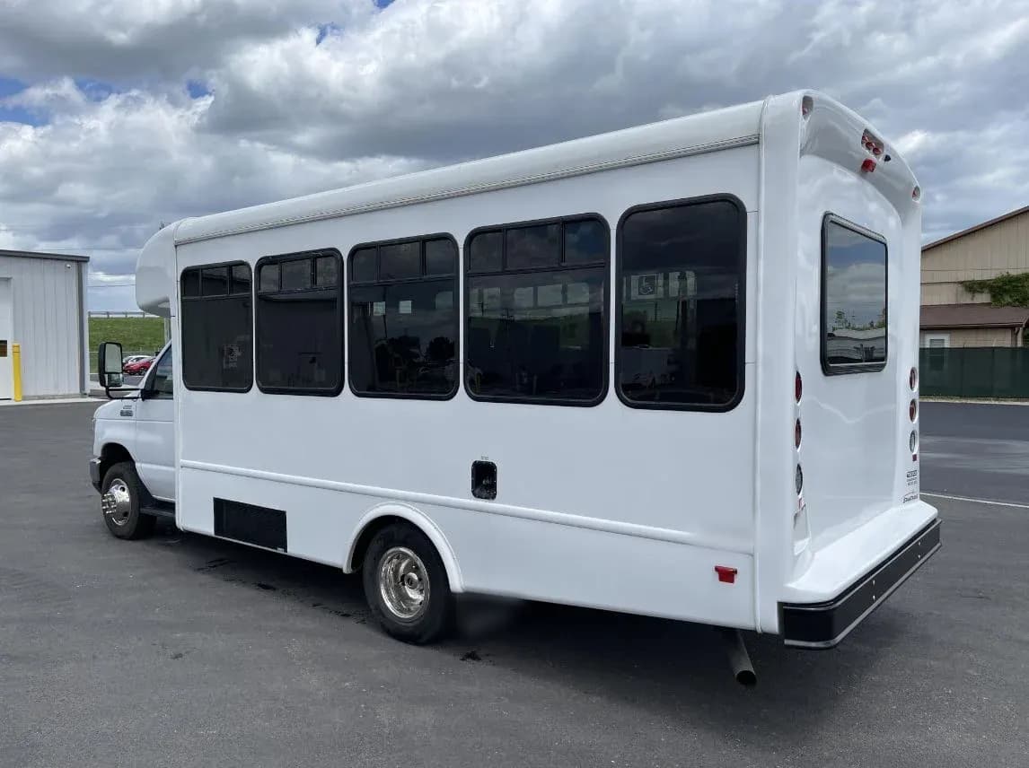 2022 Ford E350 StarTrans Shuttle Bus - Image 6