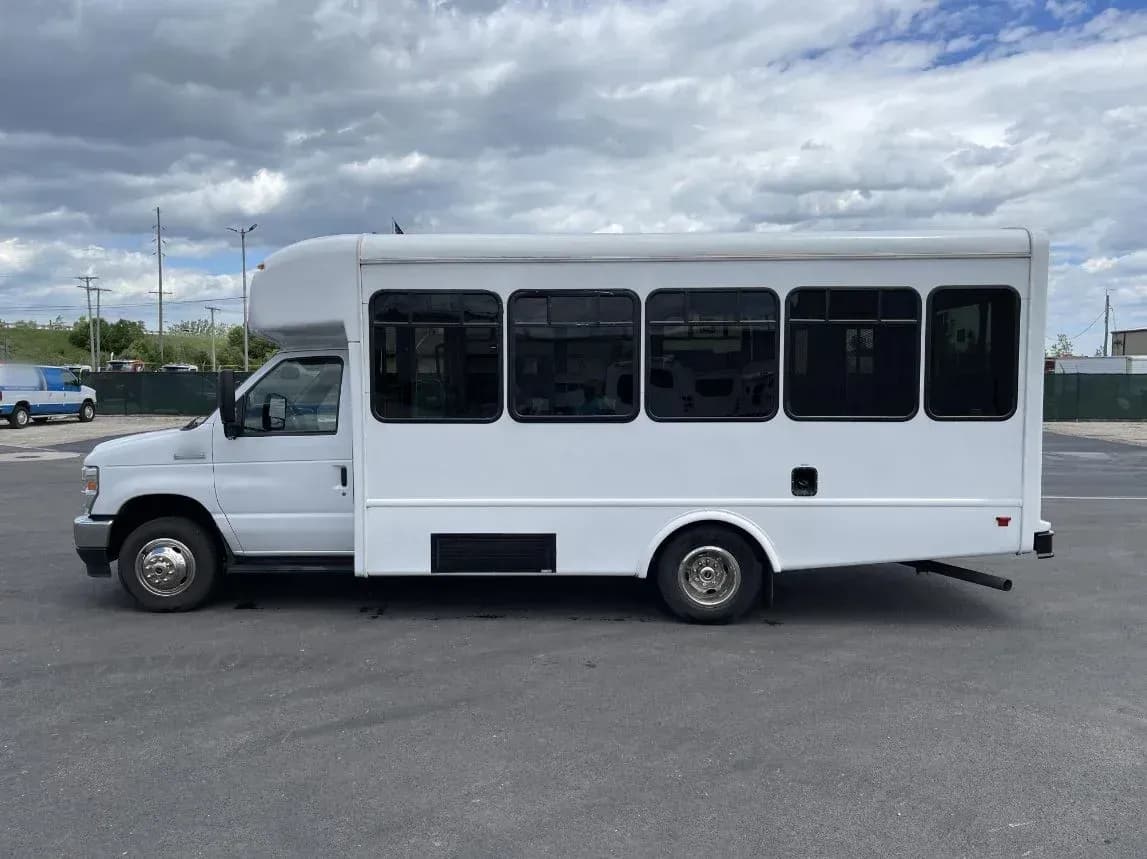 2022 Ford E350 StarTrans Shuttle Bus - Image 7