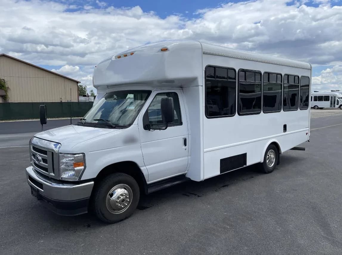 2022 Ford E350 StarTrans Shuttle Bus - Image 8