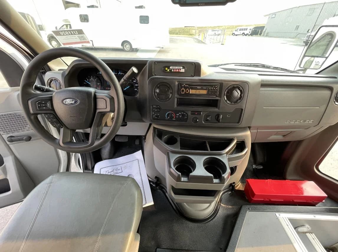 2022 Ford E350 StarTrans Shuttle Bus - Image 8