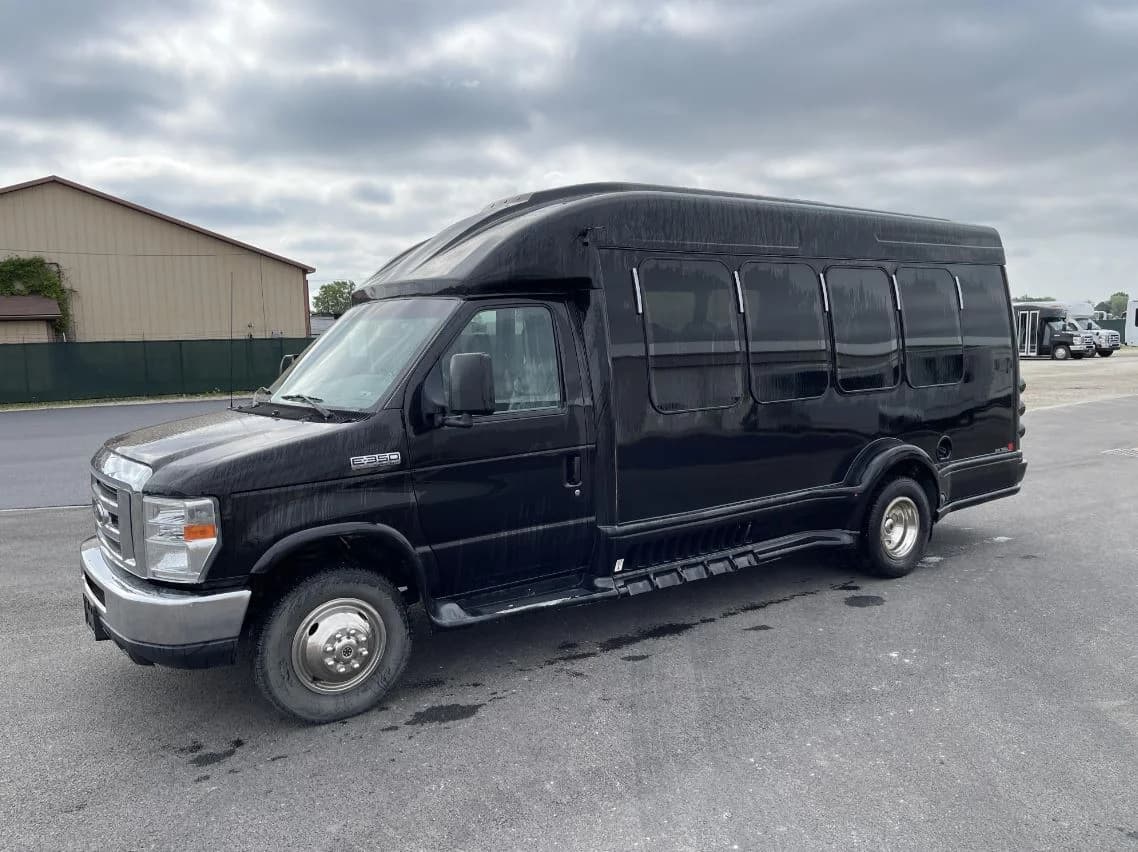 2017 Ford E450 Turtle Top Shuttle Bus - Image 4