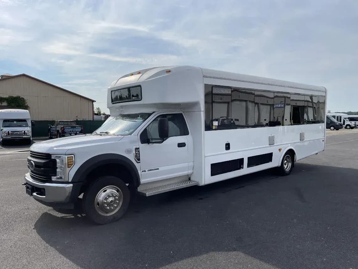 2019 Ford F550 Glaval Shuttle Bus - Image 4