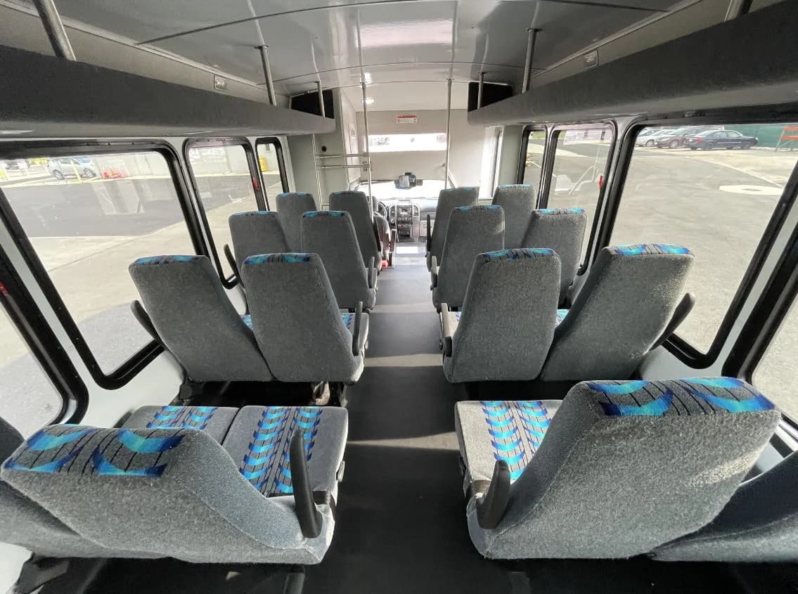 2019 Ford F550 Glaval Shuttle Bus - Image 7