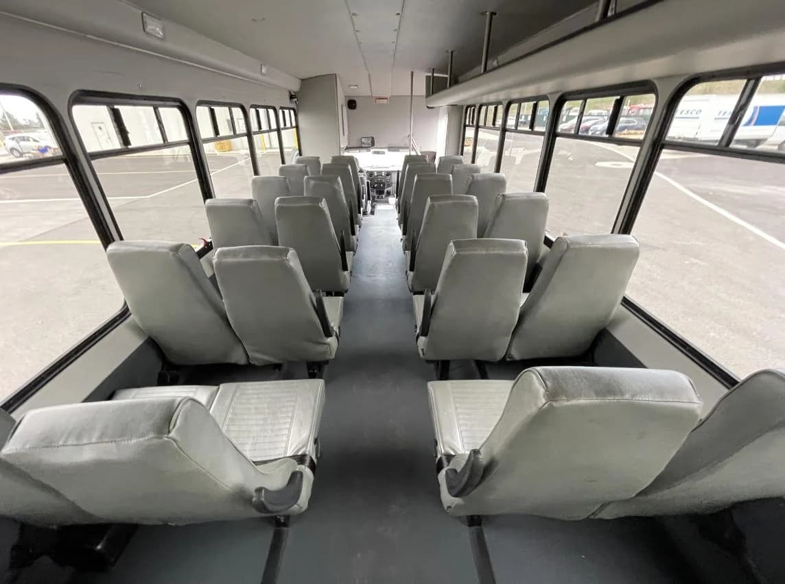 2016 Ford F550 Starcraft Shuttle Bus - Image 7