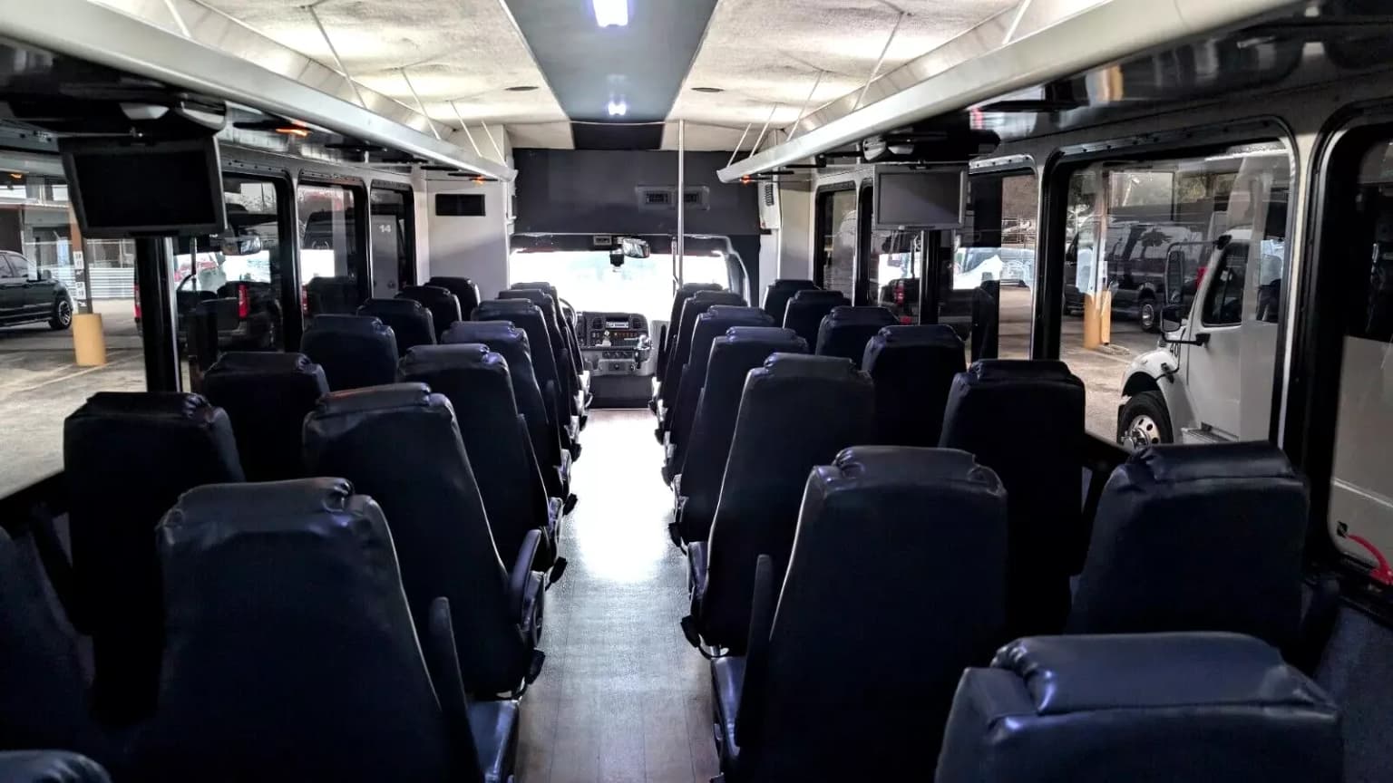 2015 Freightliner S2106 Luxury Shuttle Bus - Image 15