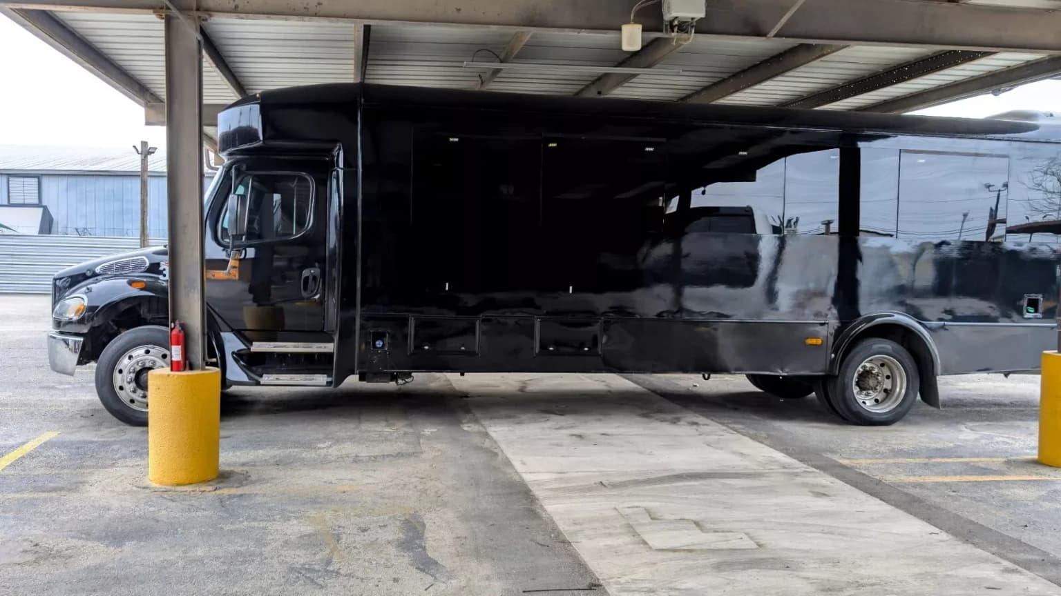 2015 Freightliner S2106 Luxury Shuttle Bus - Image 3