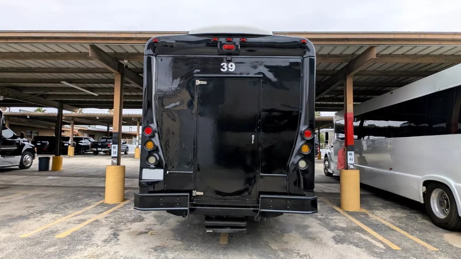 2015 Freightliner S2106 Luxury Shuttle Bus - Image 6