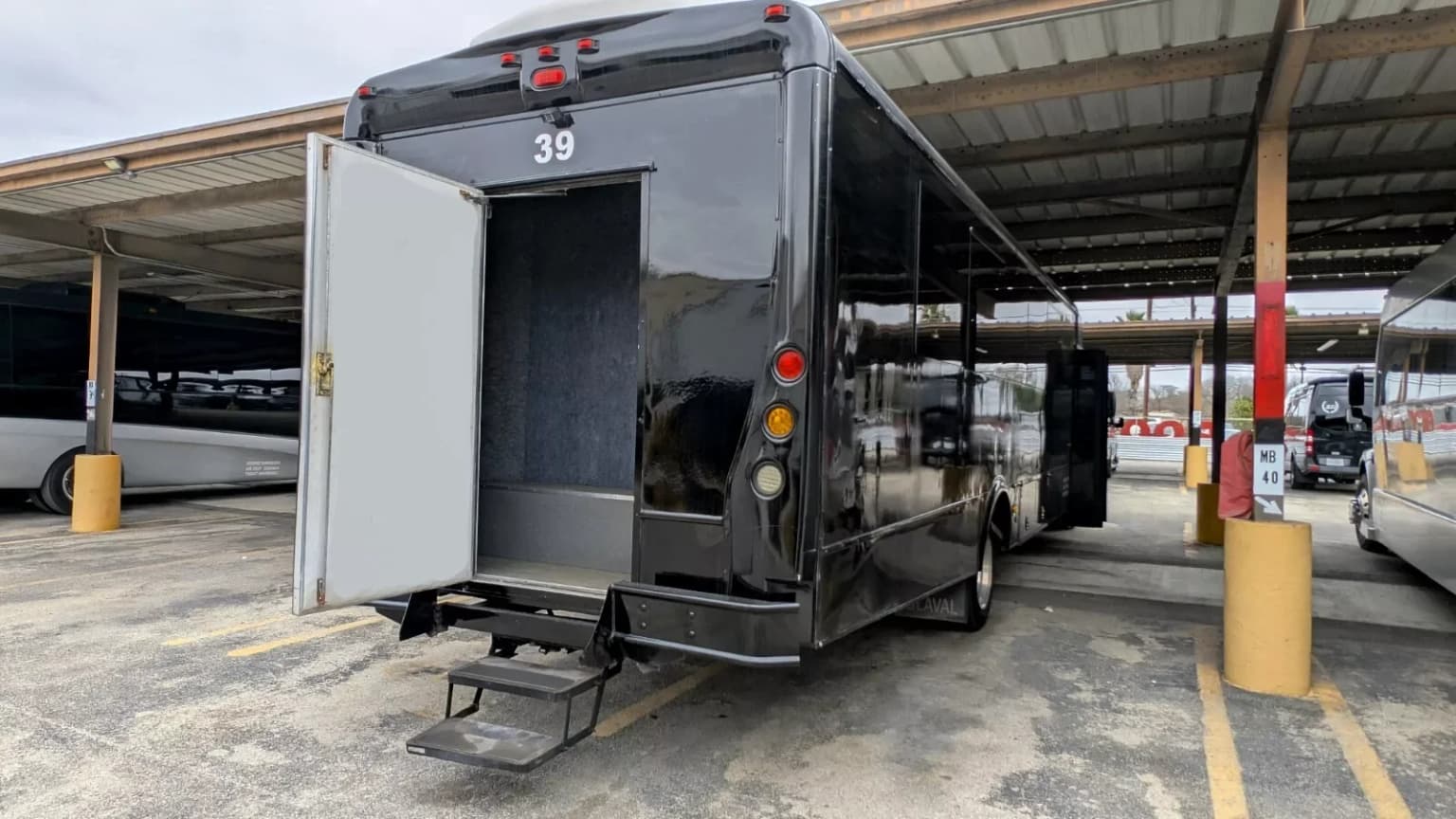 2015 Freightliner S2106 Luxury Shuttle Bus - Image 7