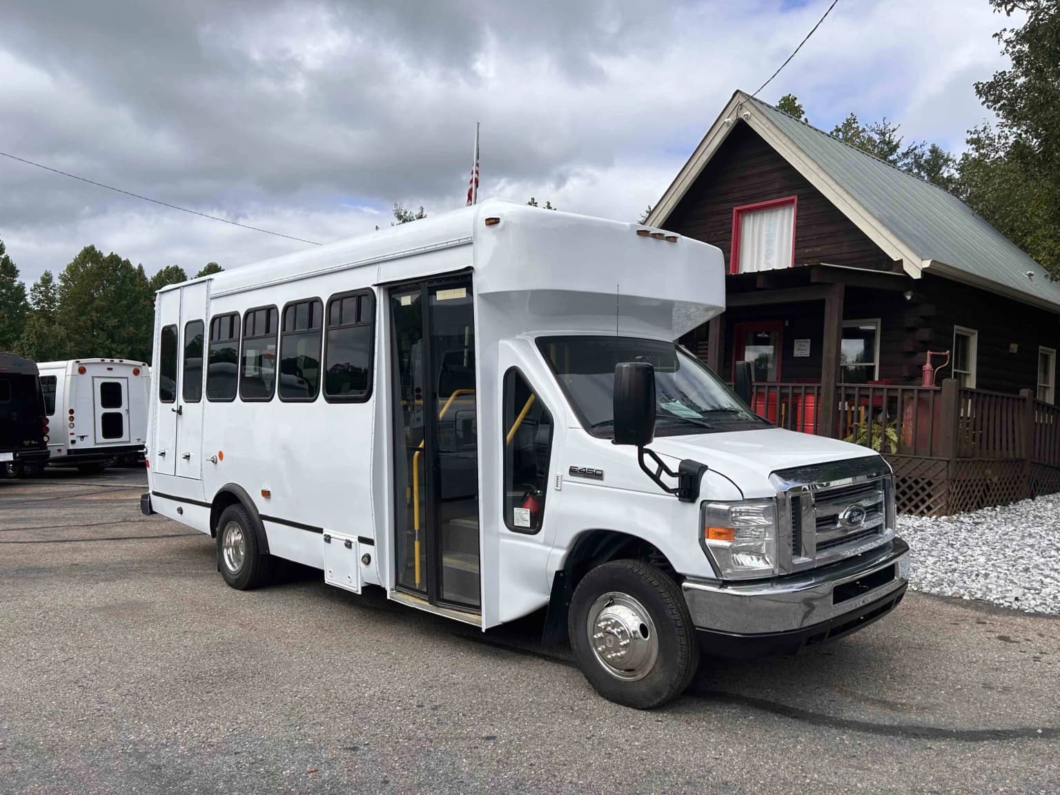 2014 Ford Phoenix 22 C&E Shuttle Bus - Image 3