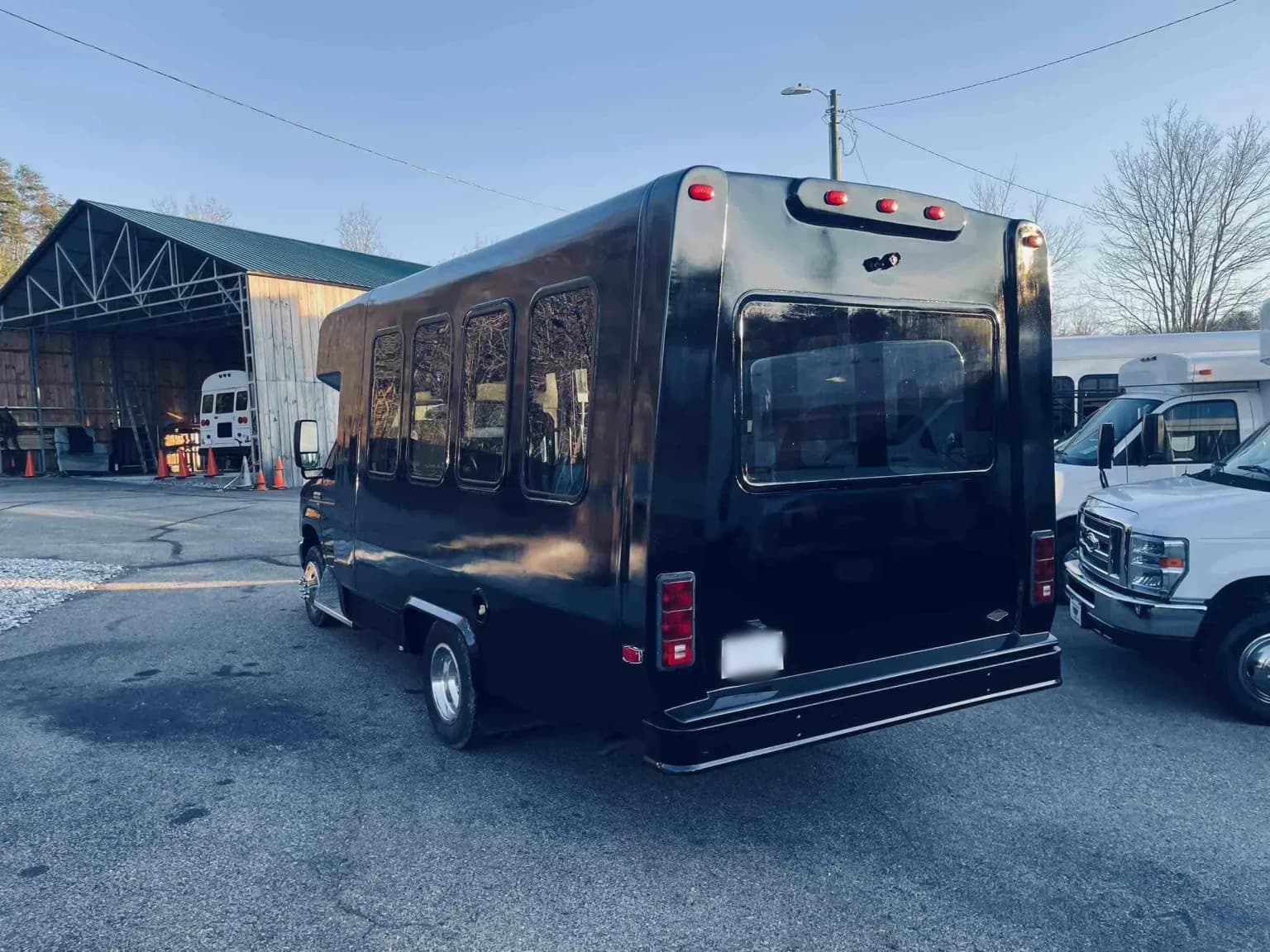 2013 Ford E350 Diamond VIP2000 Shuttle Bus - Image 3