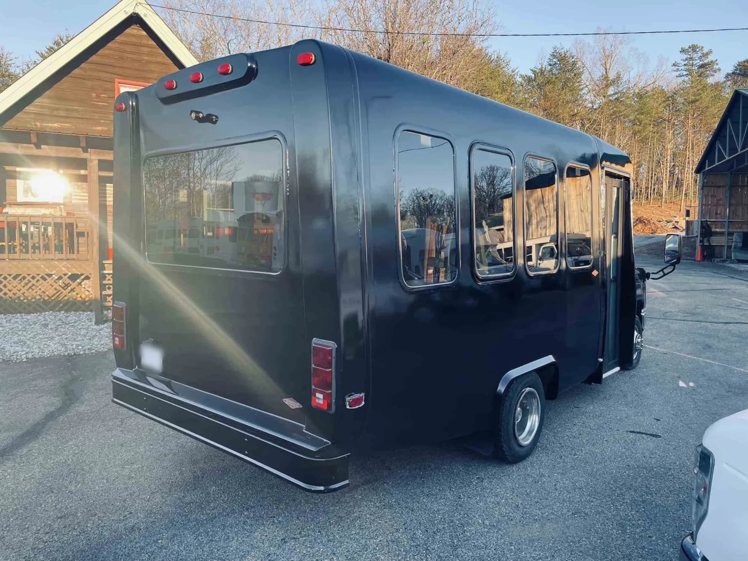 2013 Ford E350 Diamond VIP2000 Shuttle Bus - Image 5