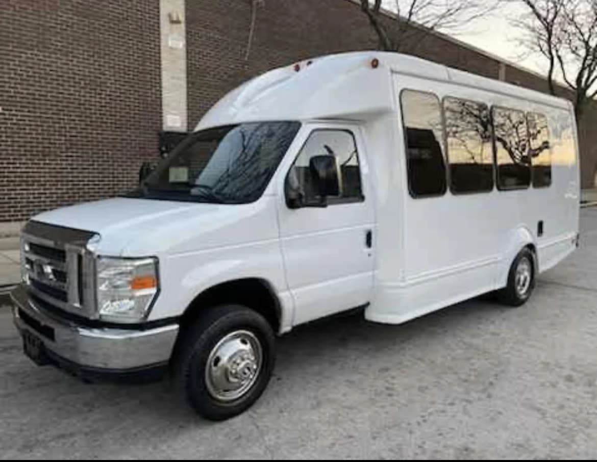2013 Ford E350 Starcraft Shuttle Bus - Image 1
