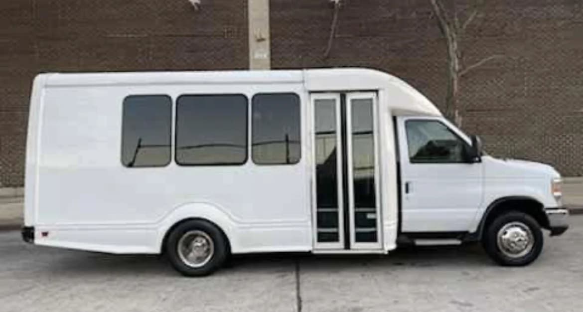 2013 Ford E350 Starcraft Shuttle Bus - Image 4