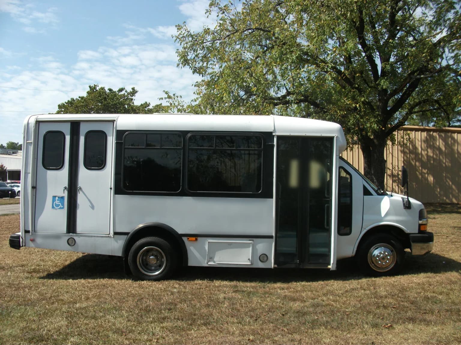 2007 Chevy Champion Challenger 230 Shuttle Bus - Image 2