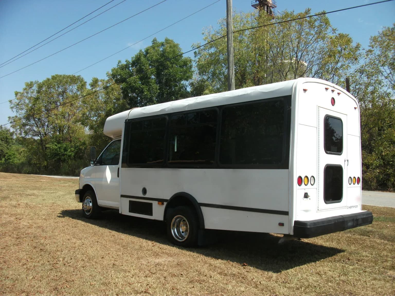 2007 Chevy Champion Challenger 230 Shuttle Bus - Image 3