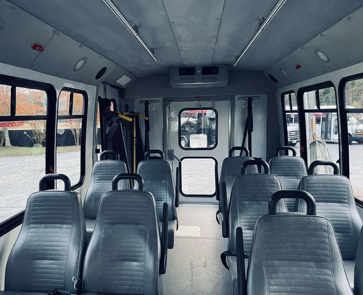 2010 Ford E350 ECII Shuttle Bus - Image 4