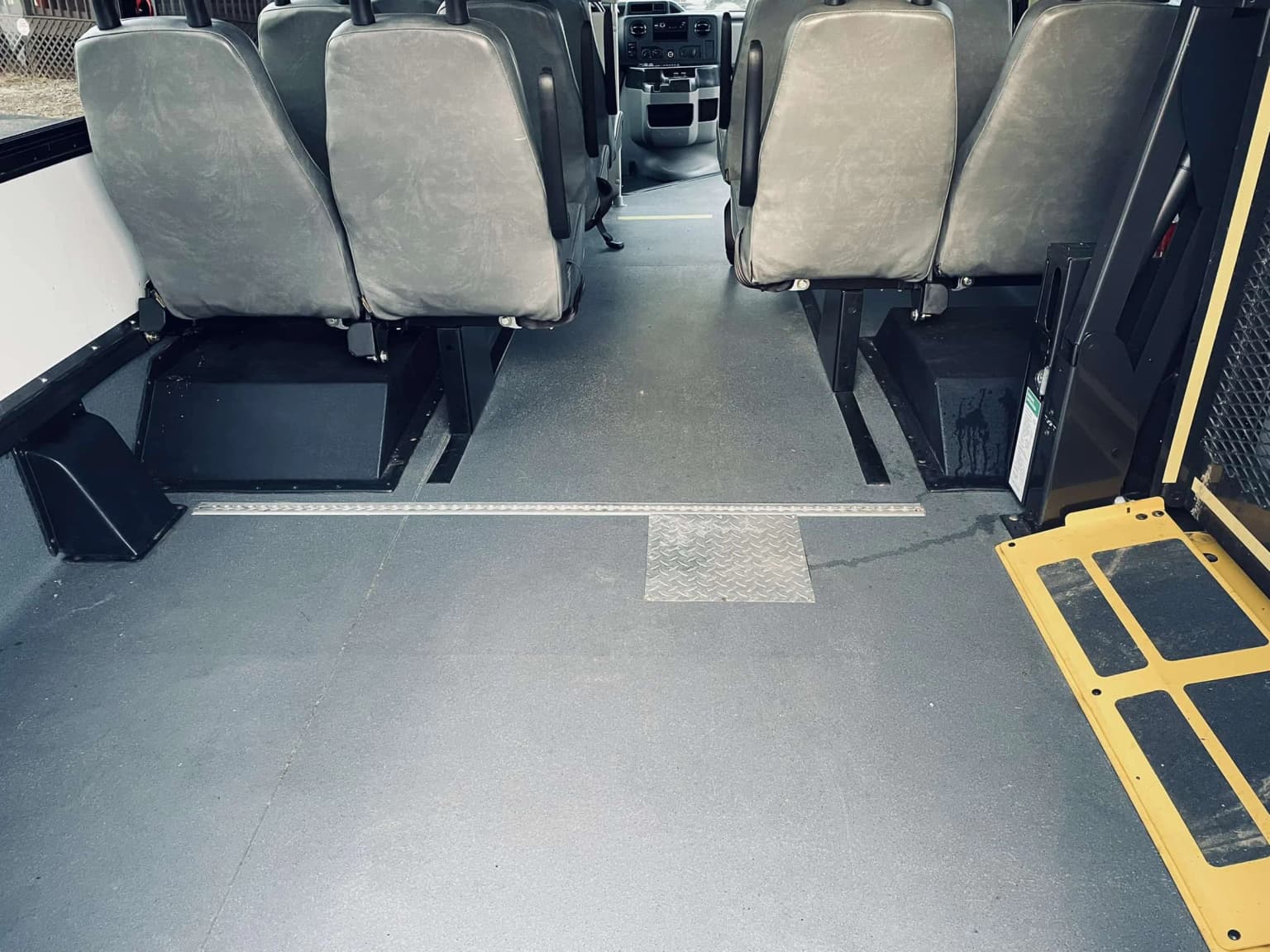 2010 Ford E350 ECII Shuttle Bus - Image 12