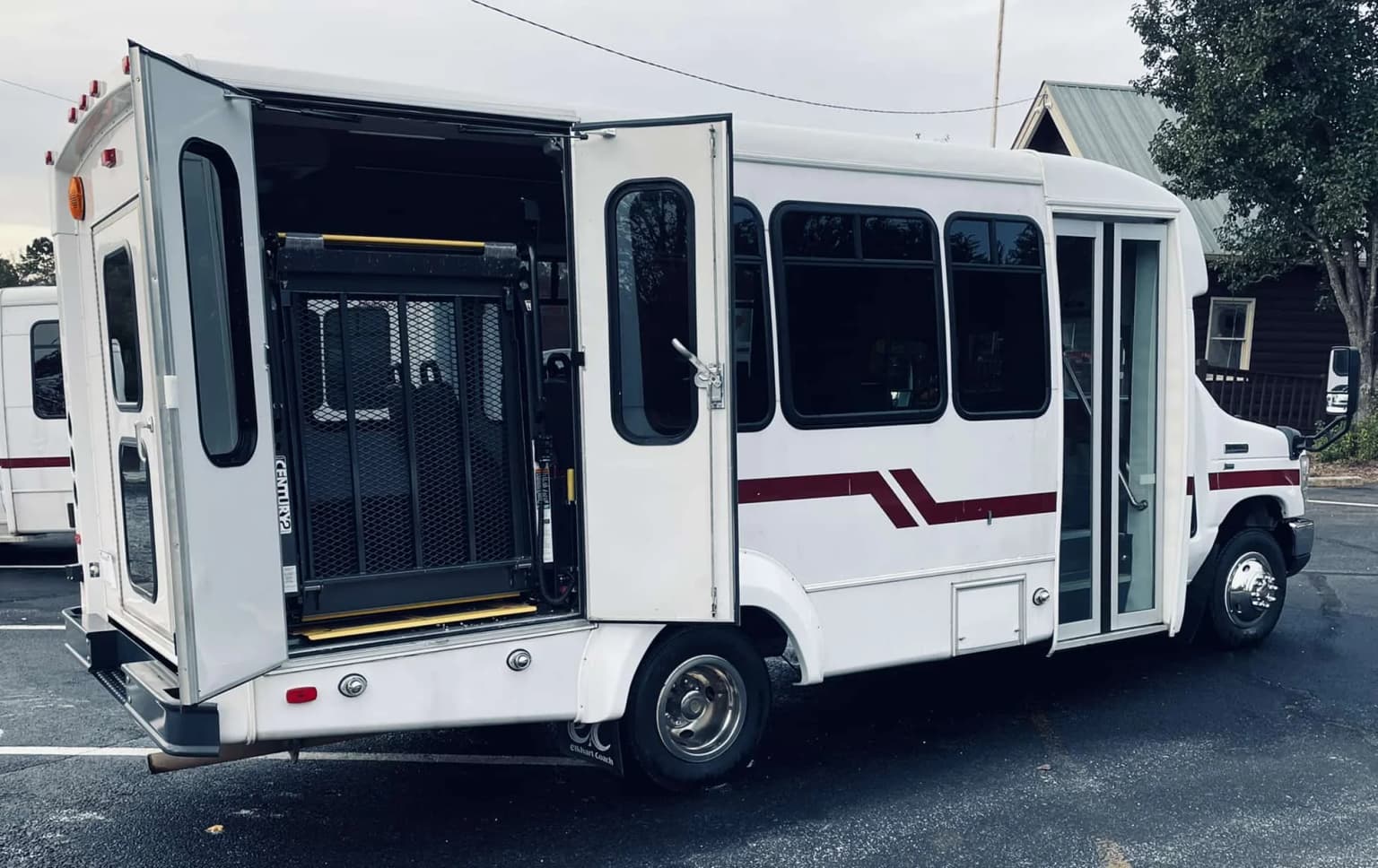 2010 Ford E350 ECII Shuttle Bus - Image 14
