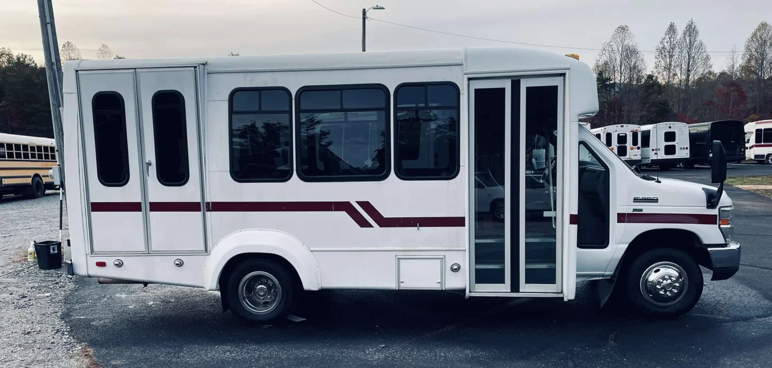 2010 Ford E350 ECII Shuttle Bus - Image 3