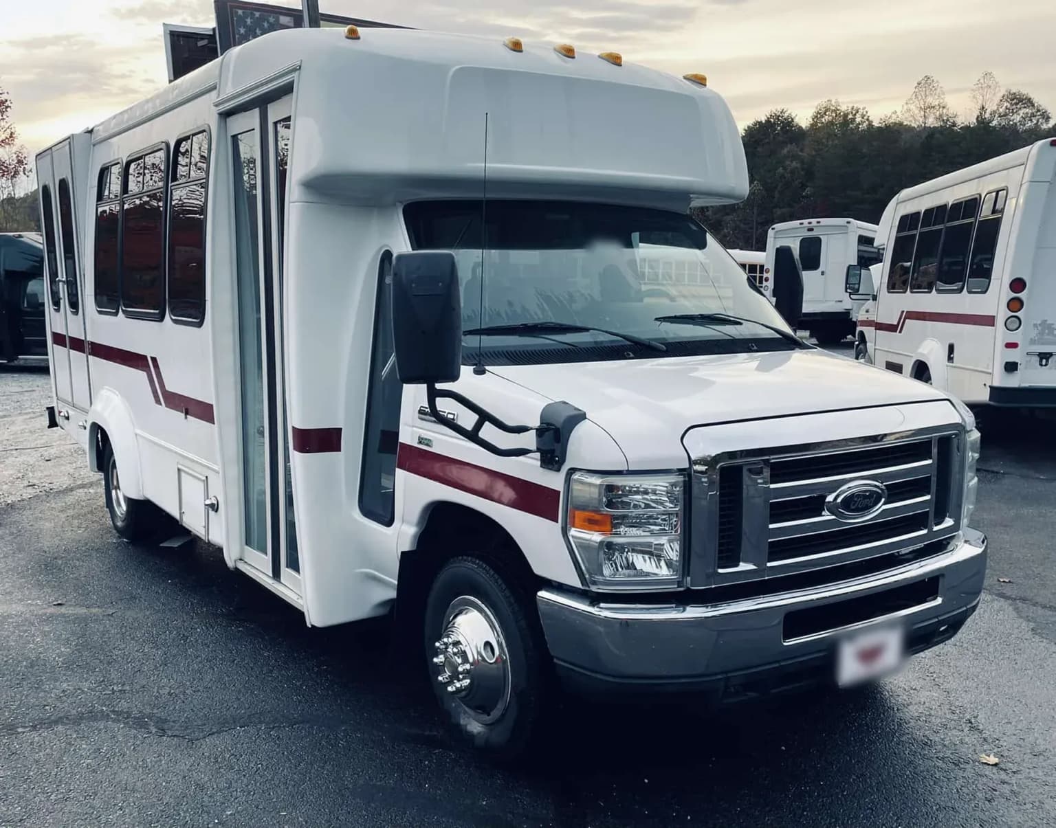 2010 Ford E350 ECII Shuttle Bus - Image 1