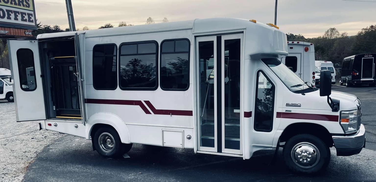 2010 Ford E350 ECII Shuttle Bus - Image 16