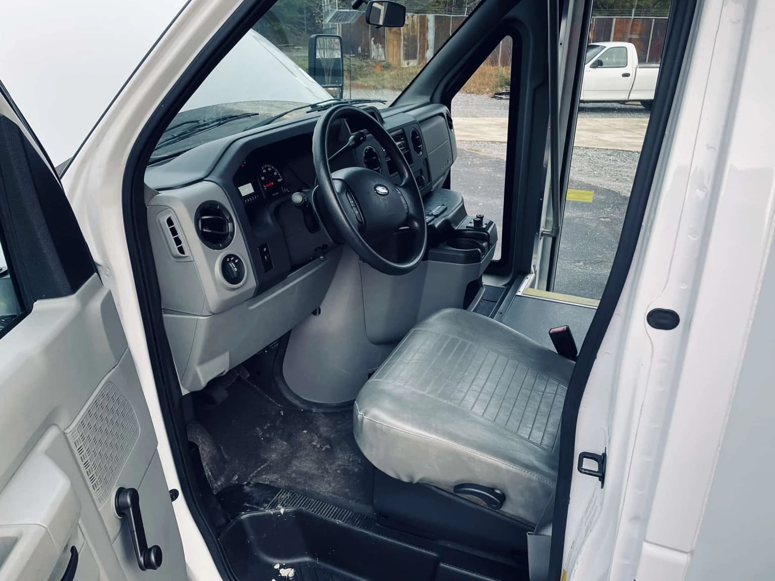 2010 Ford E350 ECII Shuttle Bus - Image 17