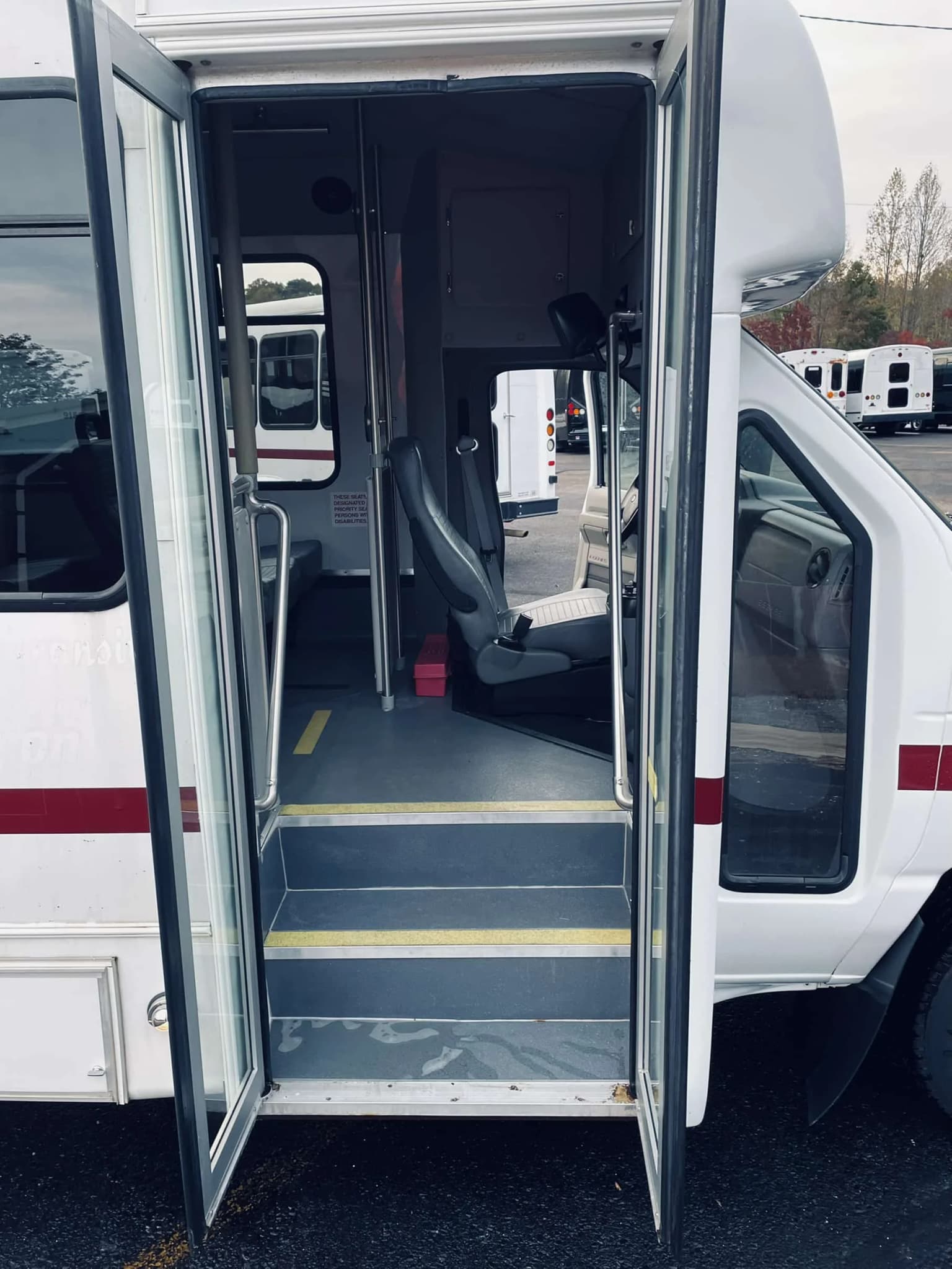 2010 Ford E350 ECII Shuttle Bus - Image 5
