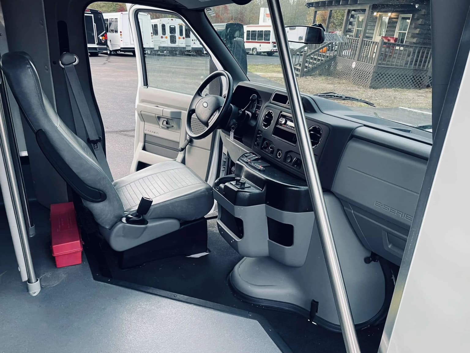 2010 Ford E350 ECII Shuttle Bus - Image 7