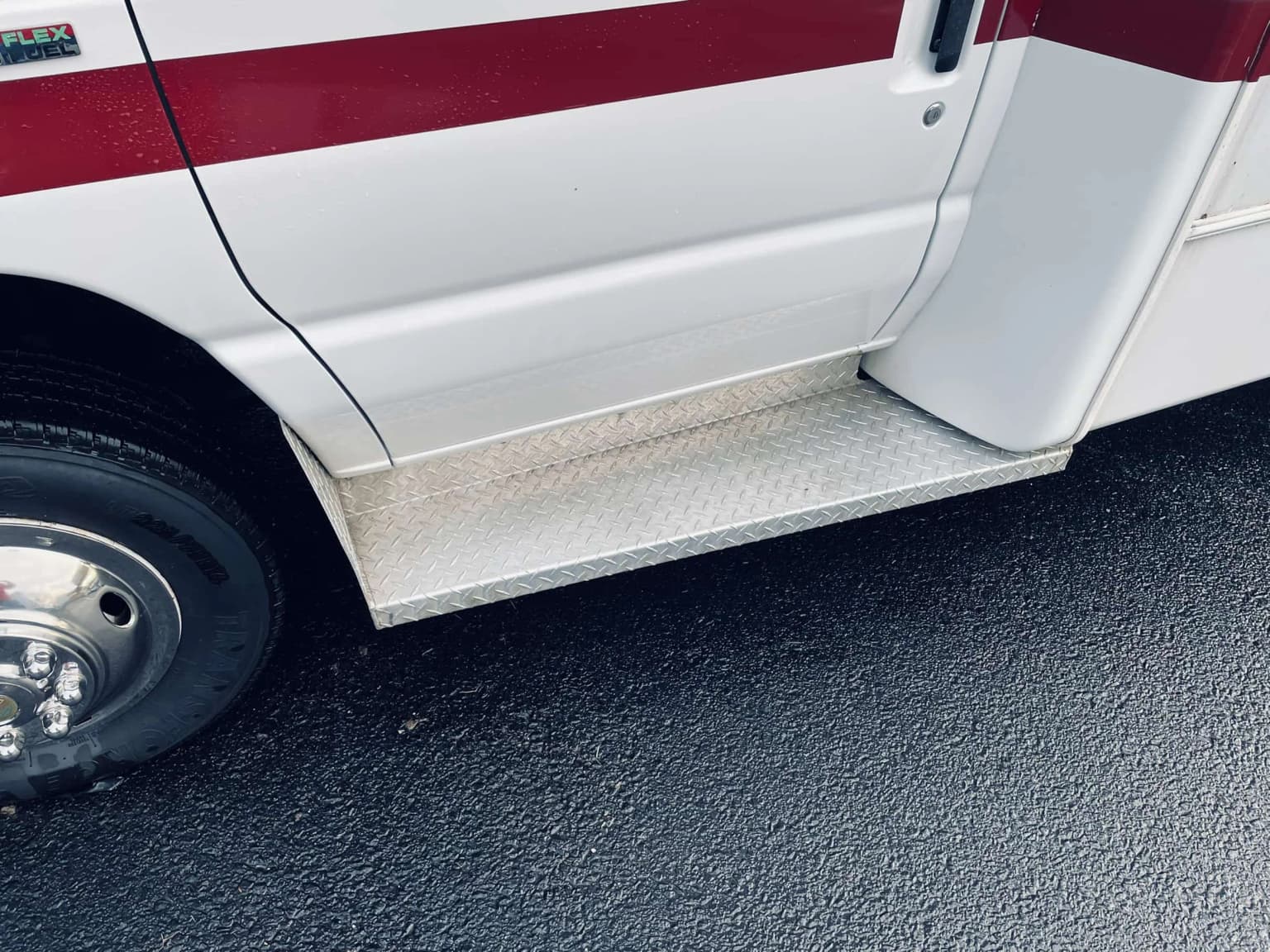2010 Ford E350 ECII Shuttle Bus - Image 8