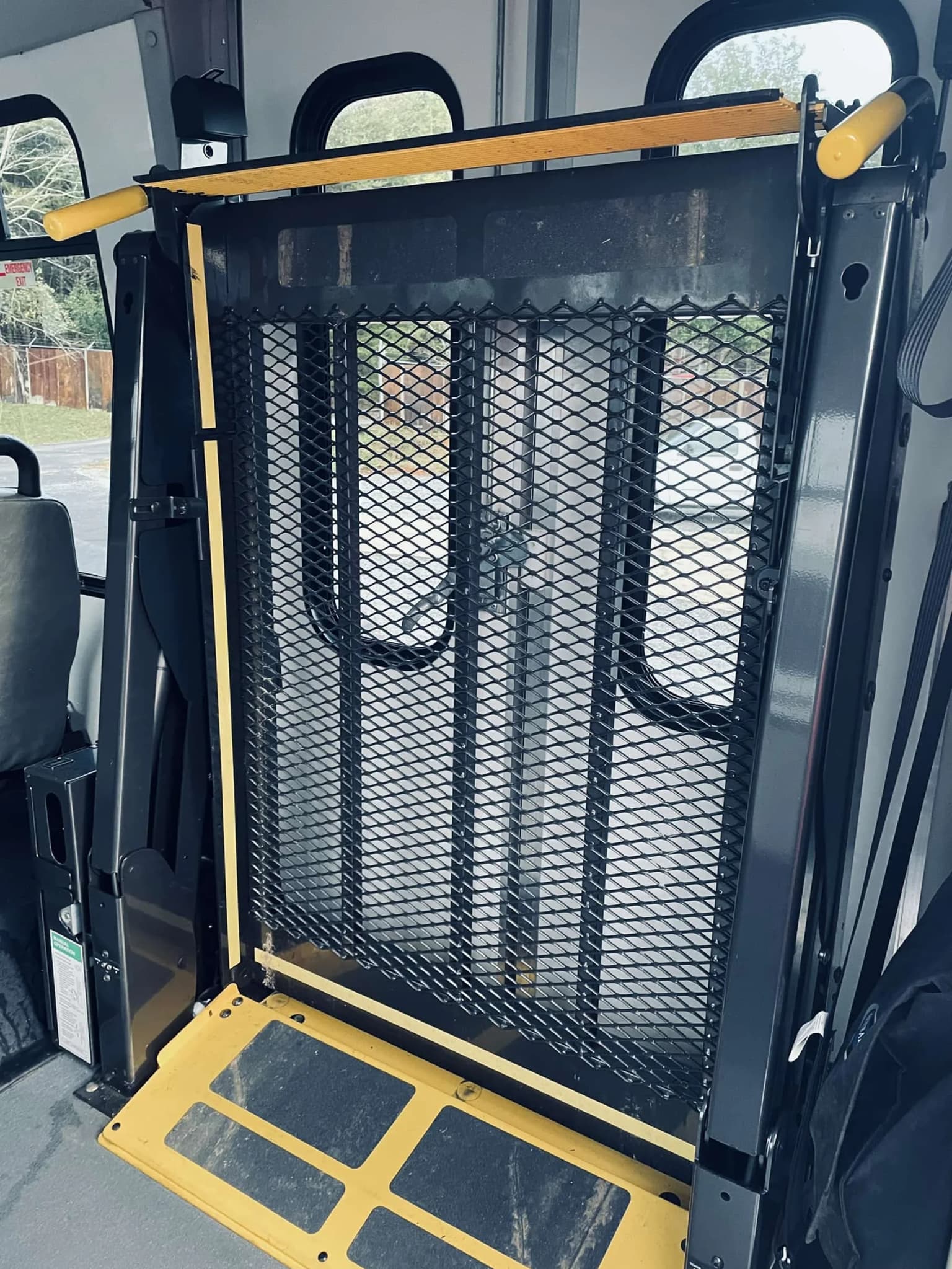 2010 Ford E350 ECII Shuttle Bus - Image 11