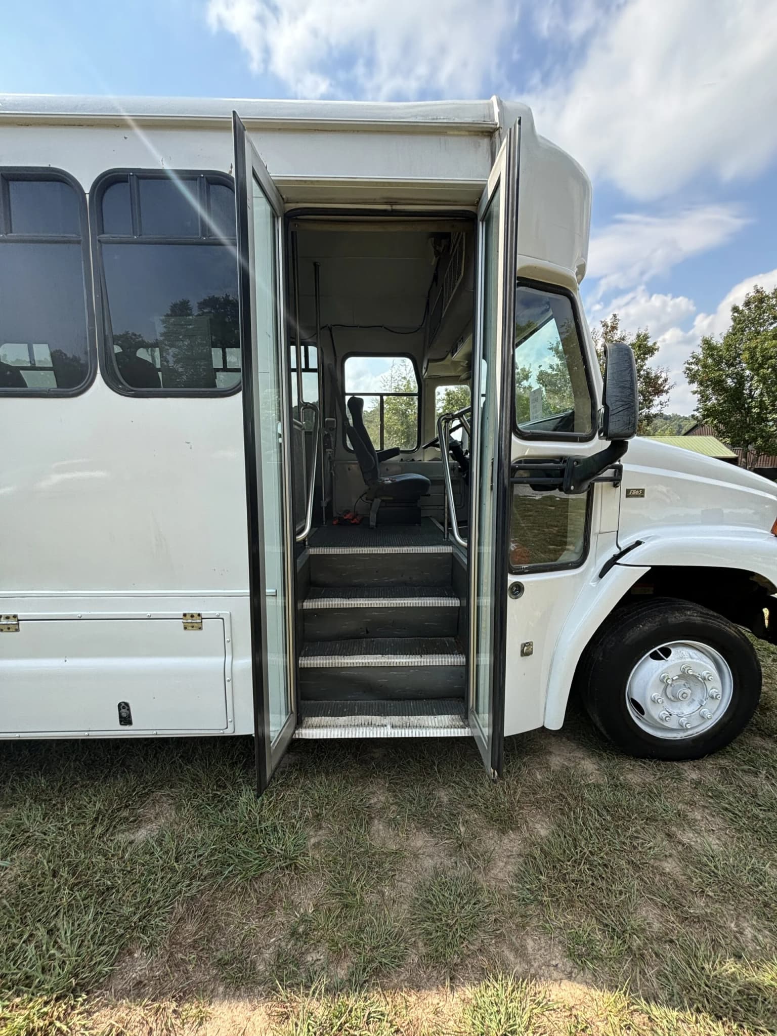 2005 Freightliner Concord Glaval Shuttle Bus - Image 3