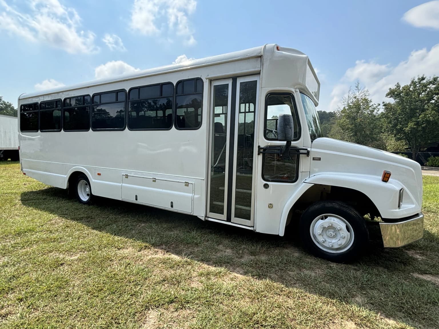 2005 Freightliner Concord Glaval Shuttle Bus - Image 2