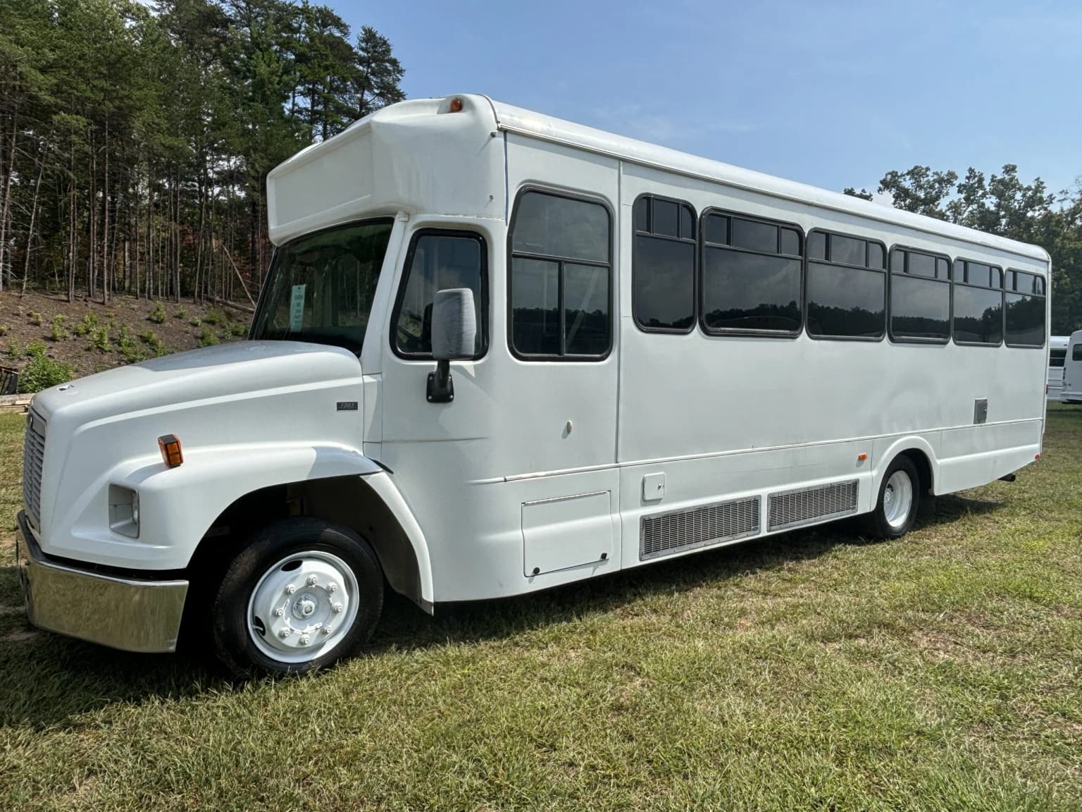 2005 Freightliner Concord Glaval Shuttle Bus - Image 1