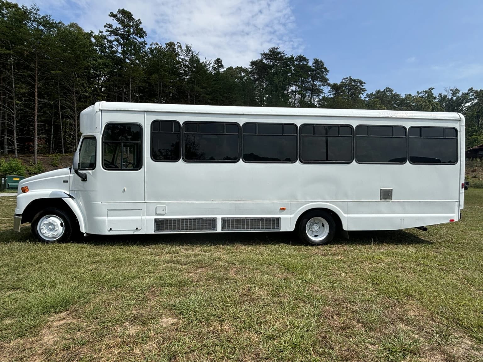 2005 Freightliner Concord Glaval Shuttle Bus - Image 4