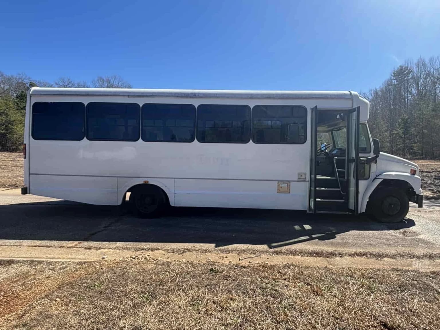 2002 Freightliner Concord Glaval Shuttle Bus - Image 2