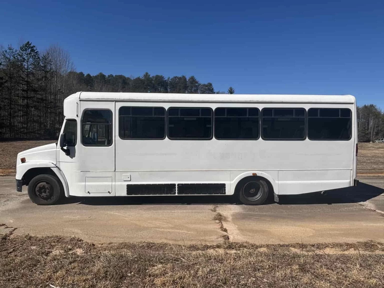 2002 Freightliner Concord Glaval Shuttle Bus - Image 3