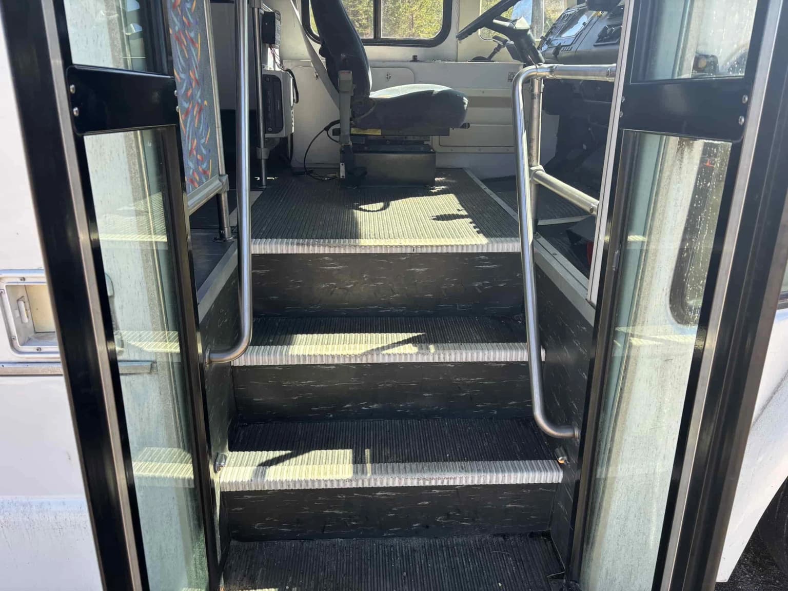 2002 Freightliner Concord Glaval Shuttle Bus - Image 5
