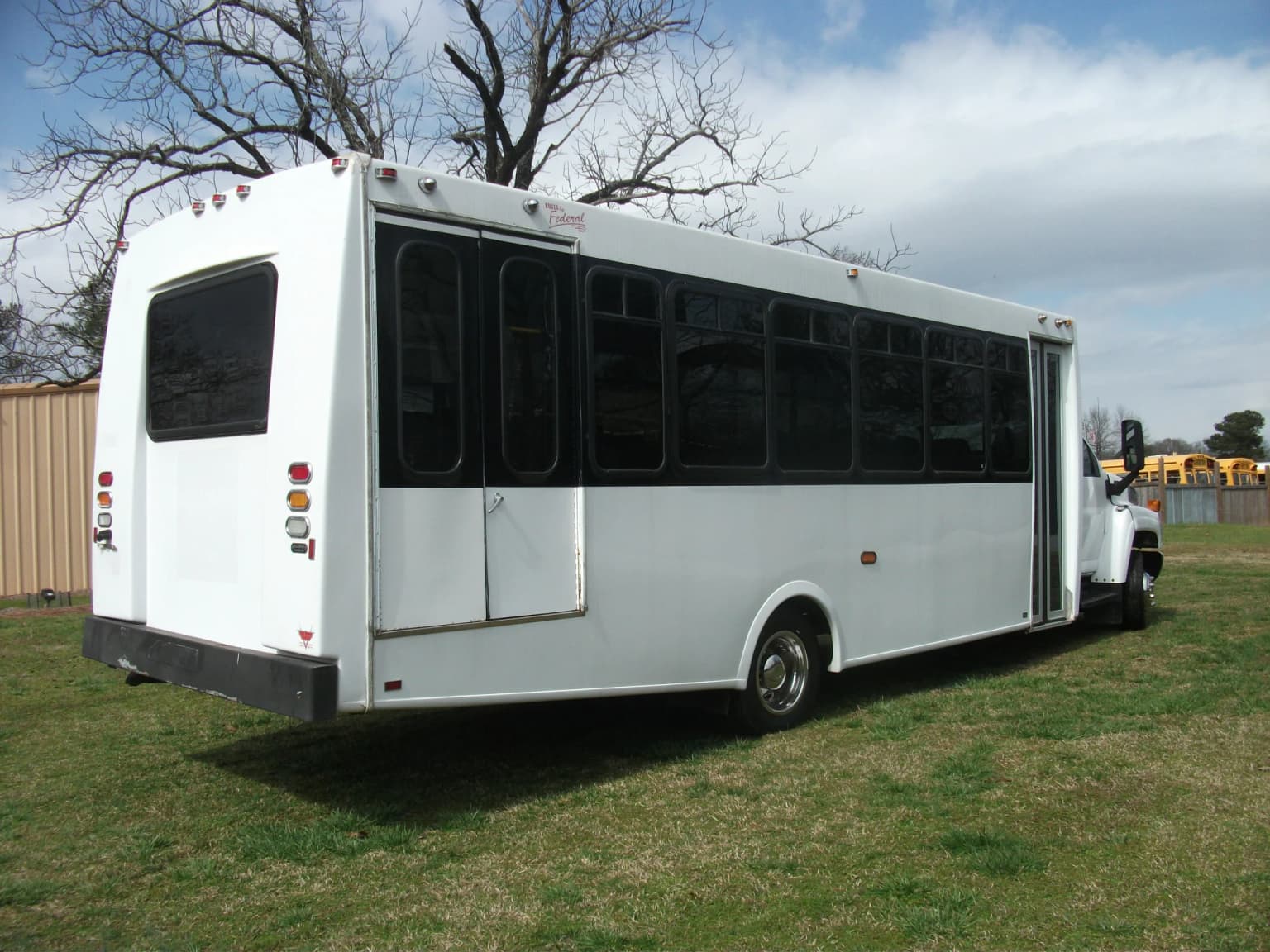 2007 GMC Imperial Federal Coach Shuttle Bus - Image 2