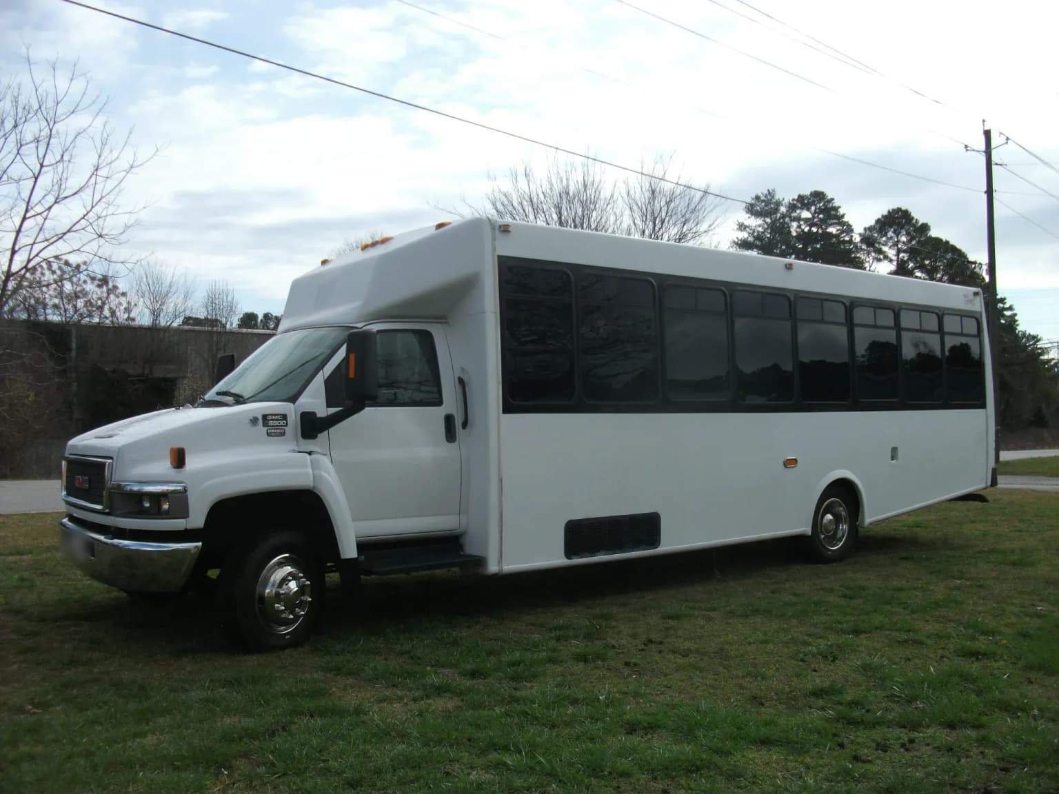 2007 GMC Imperial Federal Coach Shuttle Bus - Image 5