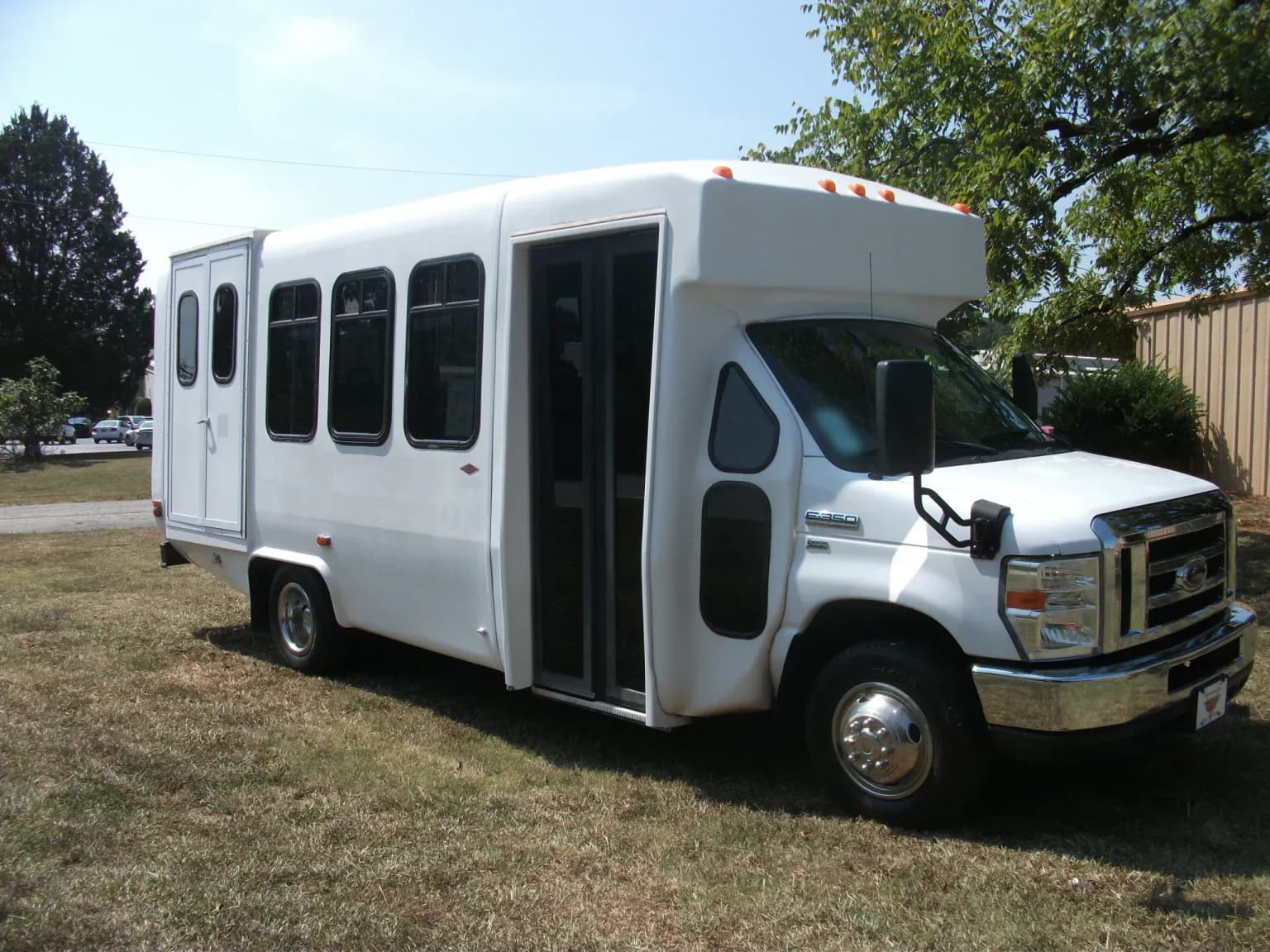 2009 Ford E350 Diamond Coach Shuttle Bus - Image 1