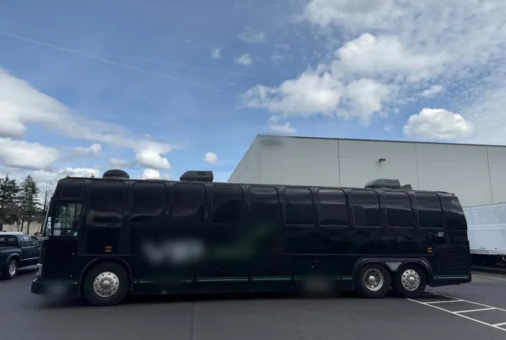 Prevo Limo Coach - Image 1