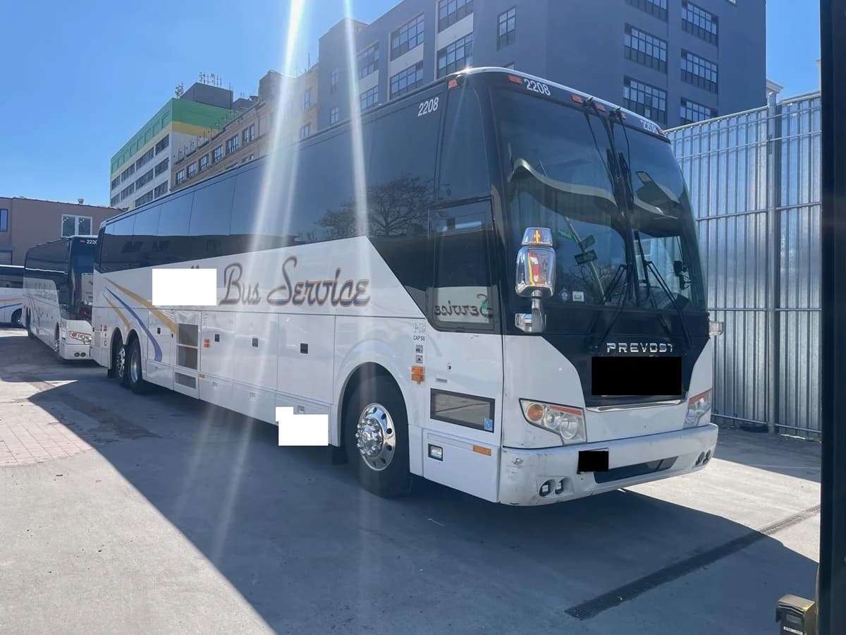 2016 Prevost H3-45 - Image 2
